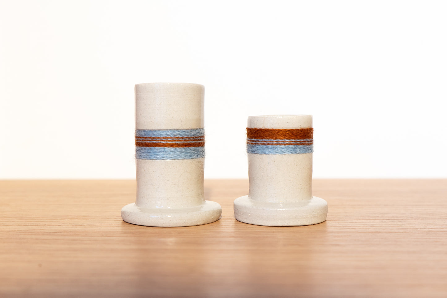 Duo de bougeoirs grès et laine (plusieurs coloris)