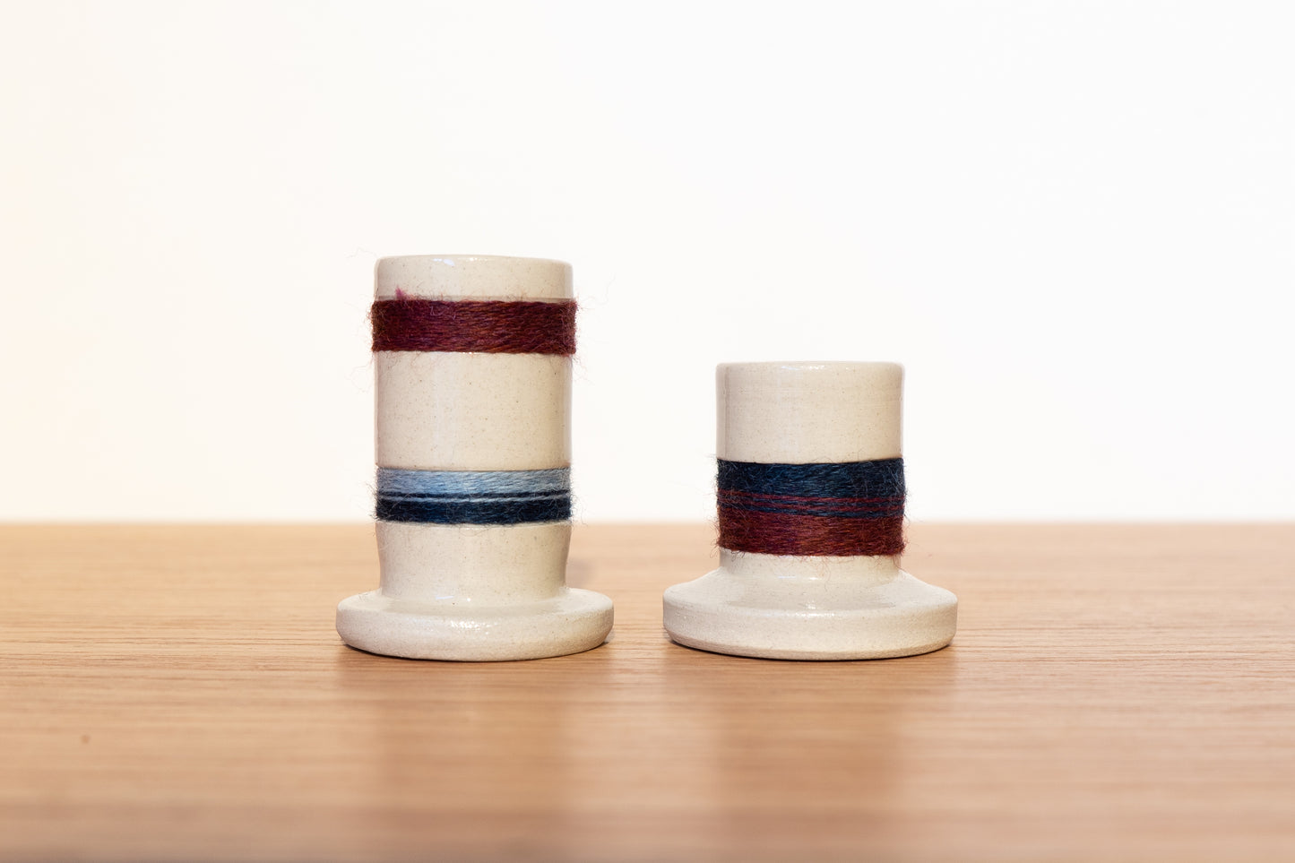 Duo de bougeoirs grès et laine (plusieurs coloris)