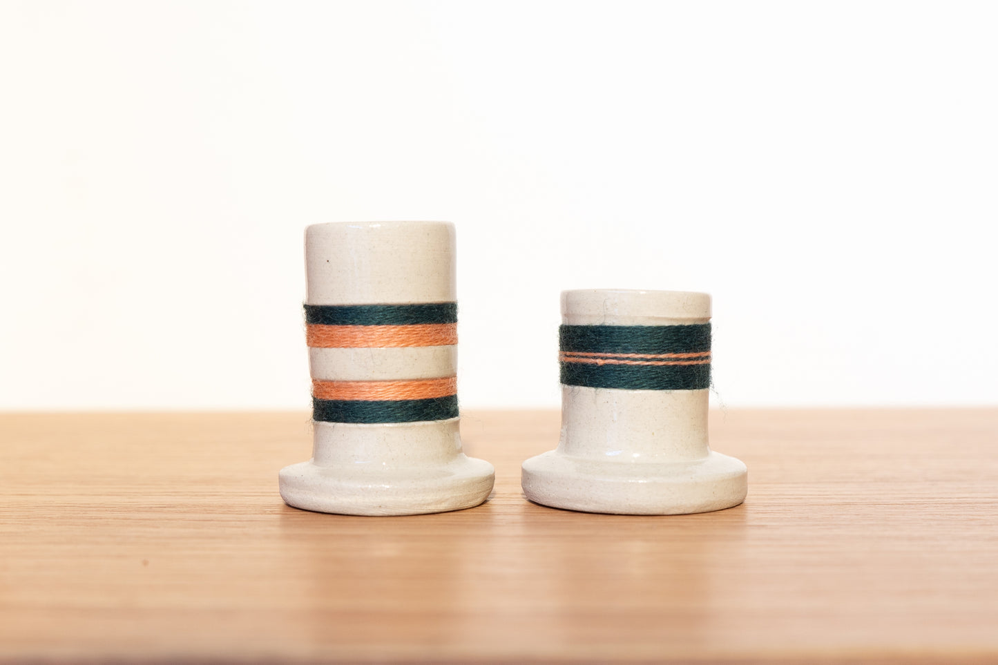 Duo de bougeoirs grès et laine (plusieurs coloris)